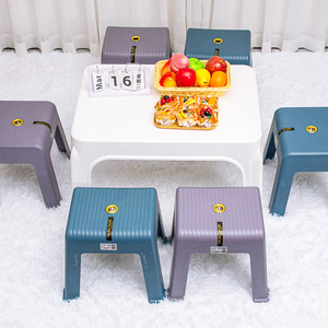 Table carrée en plastique pour enfants avec chaises, ensemble de meubles durables pour salle de jeux intérieure - Product Image 4