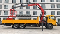 Grue à flèche pliante montée sur véhicule avec grappin à briques, équipement spécialisé de chargement et de déchargement pour briqueteries.