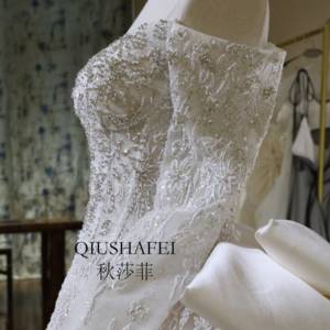 فستان زفاف 2025 مخصص فاخر بياقة على شكل قلب وتطريز كثيف من الدانتيل والماس البراق بأكمام طويلة وظهر مكشوف - Product Image 5