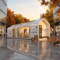 Module hôtelier préfabriqué modulaire futuriste à toit en pente, avec éclairage LED, fenêtres en verre, puits de lumière, structure en acier, pour café extérieur moderne et salle à manger