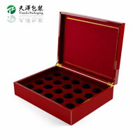 Boîte cadeau en bois rouge brillant sur mesure avec couvercle à charnière, inserts en mousse, emballage haut de gamme en MDF fait main
