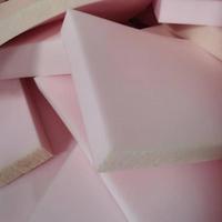 Vente en gros de balles compressées de déchets de mousse PU de couleurs mélangées pour le nettoyage à sec, pour la fabrication de coussins pour animaux de compagnie et l'emploi industriel