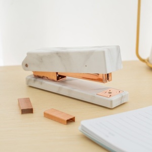 Set di Cancelleria Tutto-in-Uno in Acrilico, Vassoio per Post-it, Dispenser Magnetico per Graffette, Portapenne e Matite, Set Decorativo da Scrivania - Product Image 3