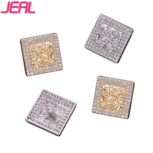 Hot Bán New 20Mm Kim Loại Vuông Nút Với Rhinestone Vàng Nút Tùy Chỉnh Biểu Tượng Thương Hiệu Cho Thiết Kế Quần Áo - Product Image 1