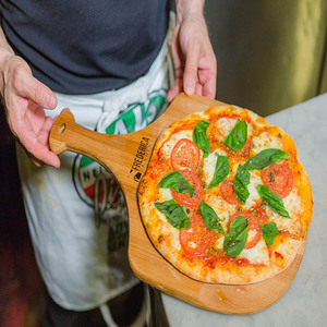Tabla de pizza de bambú, madera natural con asa para uso en la cocina, tabla de cortar sostenible para servir y cortar pizza - Product Image 1