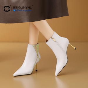 Nuevos botines blancos, botines de tendencia de gama alta, zapatos de <span class=keywords><strong>mujer</strong></span> de tacón alto con punta en pico de invierno con botas de lujo de cristal Stiletto - Product Image 2