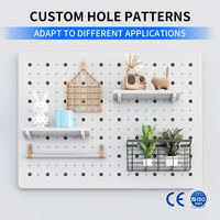 Ce panneau perforé mural offre un rangement flexible pour la maison, le bureau, le garage, la cuisine et les applications d'affichage en magasin.