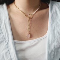 Collier ras-de-cou tendance avec perles de pierres précieuses semi-facettées en forme de goutte d'eau et chaîne trombone plaquée or 18 carats