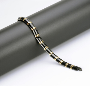 Pulsera de acero inoxidable para hombre con chapado en oro y patrón de forma de llave Accesorios creativos con piedra de circón - Product Image 6