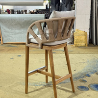 Chaise d'extérieur en bois avec dossier en corde et coussin, siège haut pour terrasse et hôtel