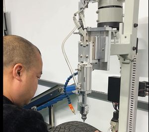 Máquina <span class=keywords><strong>de</strong></span> inserción <span class=keywords><strong>de</strong></span> pernos <span class=keywords><strong>de</strong></span> neumáticos ajustable Herramienta manual <span class=keywords><strong>de</strong></span> clavadoras neumáticas personalizables para el trabajo - Product Image 2