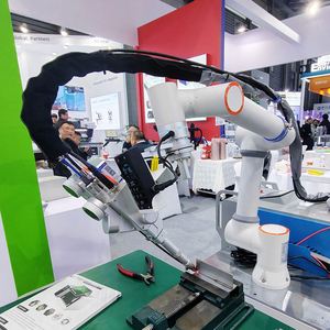 Bras robotisé à 6 axes à longue portée HWINT Direct Factory pour l'entretien des machines de fraisage CNC, le chargement et le tri des matériaux - Product Image 1