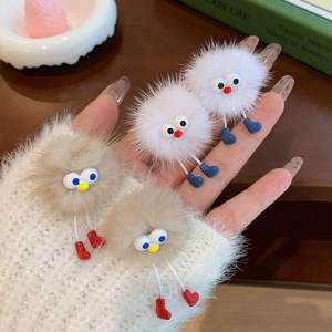 Boucles d'oreilles fantaisie en forme de petites boules de charbon moelleuses pour filles, avec pompons et expressions amusantes, pour l'automne et l'hiver {Boucles d'oreilles} - Product Image 1