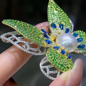 Broche de Perlas con Mariposa Tridimensional de Estilo Retro al por Mayor, Patrón de Números a la Moda, Casi Redondo, con Defectos Sutiles para Venta al por Menor - Product Image 5