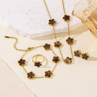 Ensemble de bijoux Rinhoo plaqué or, collier, bracelet, bague et boucles d'oreilles en forme de fleur à cinq feuilles, pour femmes, en acier inoxydable, résistant à l'eau, cadeau exquis