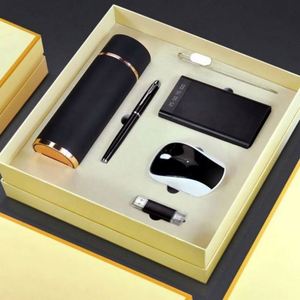 ชุดของขวัญงานแต่งงาน งานวันเกิด งานอีเว้นท์ ดีไซน์ใหม่ ปี 2025 สร้างสรรค์ ปรับแต่งได้ ของขวัญส่งเสริมการขายสำหรับธุรกิจ แบบพกพา สไตล์การ์ตูน ผ้าไหม - Product Image 3