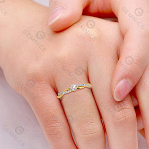 Bague de promesse éternelle Gemnel Fashion à deux tons, torsadée et entrelacée, avec solitaire rond et finition polie - Product Image 4