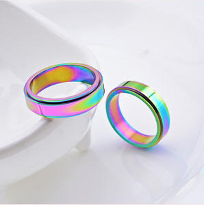 Anillo de boda de titanio colorido unisex, moderno, liso, iridiscente, de acero inoxidable, giratorio, para hombre y mujer. - Product Image 6