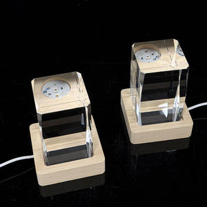 Presentes de Lembrança Cubo de Cristal Peso de Papel Base de Luz LED de Madeira Cubo Gravado a Laser 3D - Product Image 5