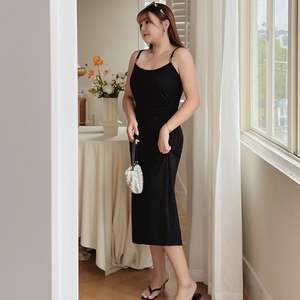 เดรสสายเดี่ยวสีดำรัดรูปทรงพลีทเอวสูง รุ่น Runqi N8703 Plus Size สำหรับผู้หญิง สีพื้น เอวธรรมชาติ - Product Image 2