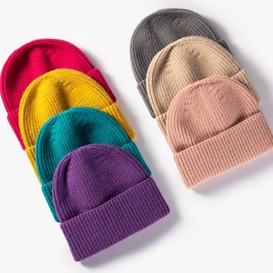 Vente en gros de bonnets tricotés écologiques et durables en polyester recyclé, plastique PET, RPET, acrylique, avec bord côtelé - Product Image 4