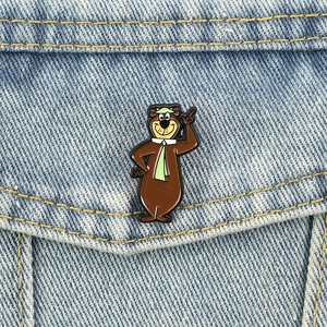 En gros, Broche en émail Yogi Bear, motif ours brun classique de dessin animé, badge de revers, bijou cadeau - Product Image 3