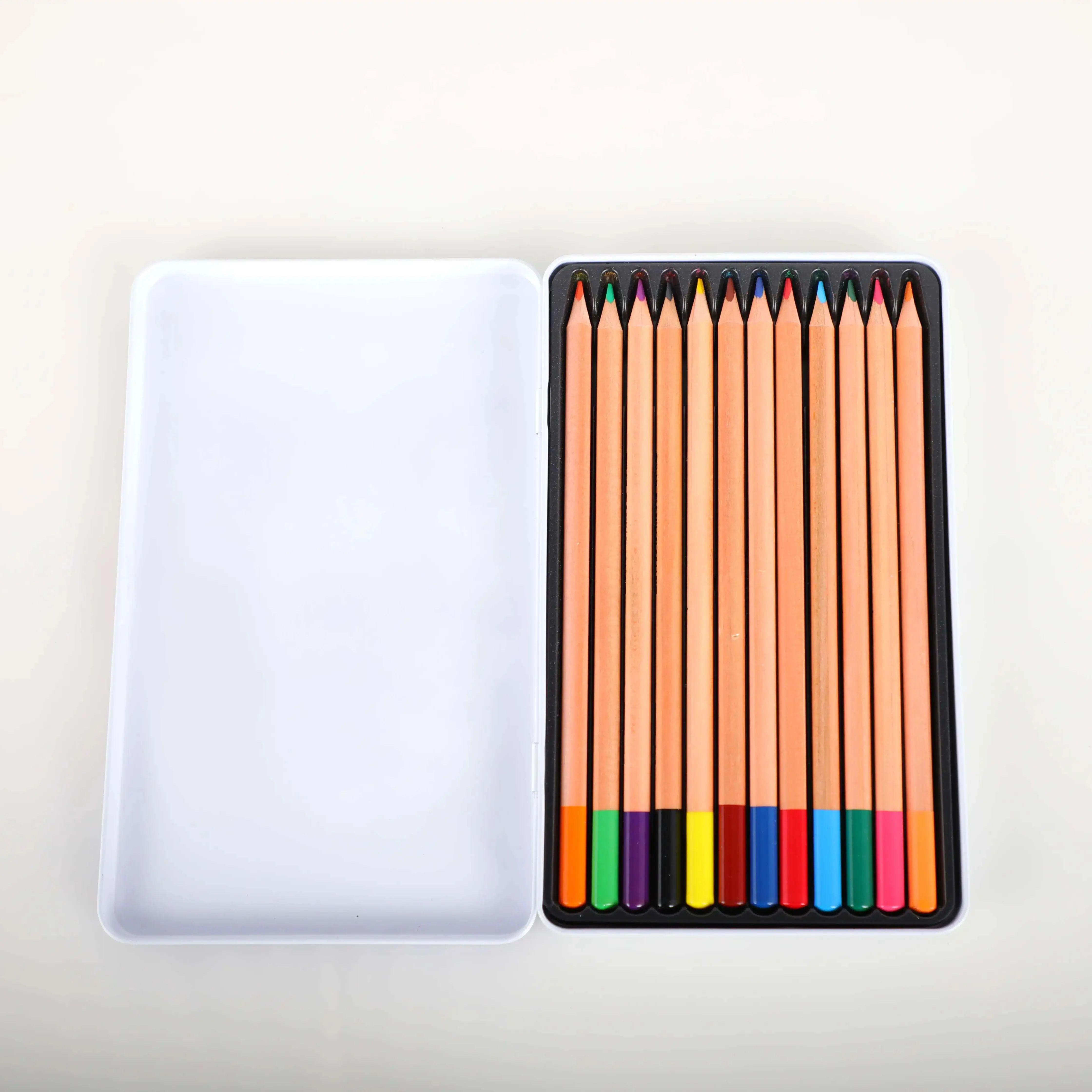 ओम 7 इंच पर्यावरण अनुकूल त्रिभुज 12 टिन बॉक्स पैकेज त्वचा रंग पेंसिल थोक लकड़ी रंग लिप पेंसिल किट
