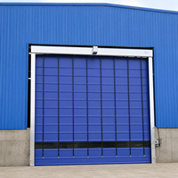 Porte suspendue en PVC pour entrepôt extérieur, sites industriels nécessitant des portes durables pour la circulation des chariots élévateurs