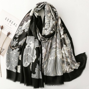 Bufanda <span class=keywords><strong>grande</strong></span> con estampado floral 2025 al por mayor pañuelo de lujo chales de poliéster 180*88cm diseños personalizados chal <span class=keywords><strong>Foulard</strong></span> para mujer - Product Image 2