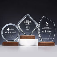Trophée en Cristal K9 Vierge Nouveau Style en Gros, Récompense en Cristal Design Personnalisé et Médailles avec Base en Bois