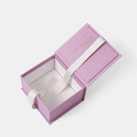 Boîte cadeau personnalisée de style livre, disponible en différentes tailles et finitions, avec ruban et insert en blister pour les jouets Lego et les poupées pour enfants