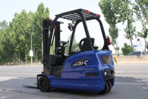 מלגזה חשמלית 2 טון CPDA20 עם סוללת עופרת-חומצה, מלגזה חשמלית בעלת 3 גלגלים, צמיגים מלאים, מזלגות 1070 מ\"מ - Product Image 5