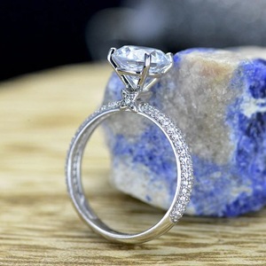 Anello dal Design Geometrico Classico da Donna - Product Image 1
