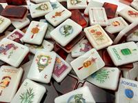 Mahjong de luxe en acrylique imprimé, motif Dragon Phénix, base ambre grainé rouge vintage, tendance nationale, artisanat gaufré pour loisirs domestiques