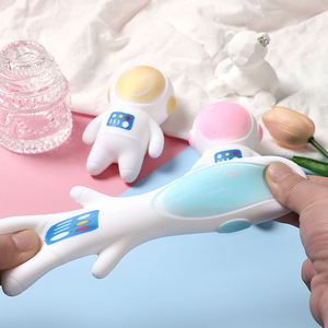 ของเล่นบีบซิลิโคนรูปนักบินอวกาศแบบพกพา ของตกแต่งสำนักงานและของเล่นคลายเครียดสำหรับเด็ก มีสินค้าพร้อมส่ง - Product Image 4