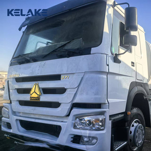 Camion-citerne à eau CNHTC 3040 6X4 Diesel Transmission manuelle Euro 5 avec moteur de 371 cm³ - Product Image 1