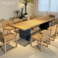 Table de jardin en bois avec plateau à lattes longues et bases à panneaux pour terrasse extérieure
