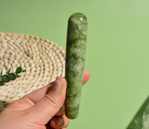 Varita de masaje de jade de cristal hecha a mano de 12 cm al por mayor masajeador facial de textura y color perfecto para curación corporal - Product Image 5