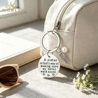 Elegante Portachiavi in Acciaio Inossidabile con Citazione per Sorella, Charm con Ala d'Angelo e Perla, Regalo Ispirazionale per Sorella