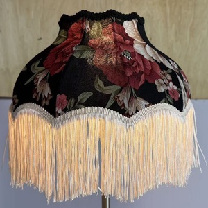 Abat-jour en tissu floral noir vintage, franges en crème, style rétro, fait main, écologique, lampe de table décorative, décoration d'intérieur - Product Image 4