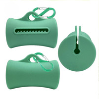 Soporte de silicona al por mayor para bolsas de excrementos de perro con mosquetón, ventana de rollo visible y varios colores para venta minorista de artículos para mascotas