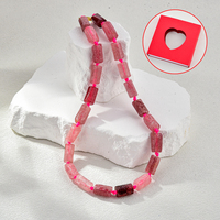 Collier tendance pour femme en pierre naturelle de quartz fraise, perles tubulaires roses et rubis, idéal pour le printemps et les tenues décontractées