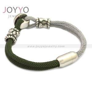 Brazalete de Cuero para Hombre con Hacha Vikinga y Brújula Estilo Corsario en Polipiel - Product Image 4