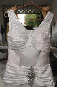 Robe de mariée élégante et sexy pour femme, en satin, ornée de perles, épaules dénudées, volants étagés, traîne chapelle - Product Image 5