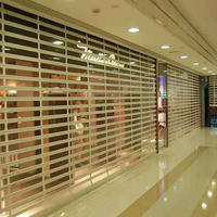 Portes à persiennes transparentes en plastique avec fenêtre visible, portes automatiques à volets, adaptées aux devantures de magasins commerciaux.