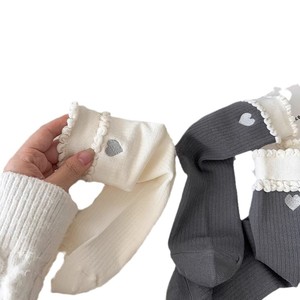 Chaussettes mi-mollet en coton pour femmes avec bordure en dentelle, broderie cœur, gris, blanc, noir, absorbant la transpiration, respirantes, style élégant - Product Image 3