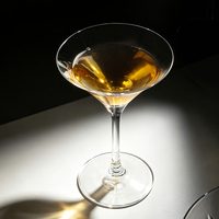 Verre à martini élégant personnalisé en cristal transparent sans plomb, à long pied, 140 ml, gobelet classique en forme de V pour bar, restaurant, hôtel, fête