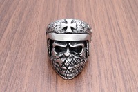 Casque de moto rétro masqué tête de crâne croisé bague en acier titane bijoux de chevalier dominateur pour hommes