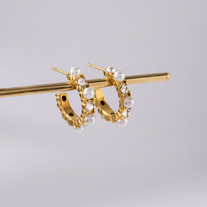 Boucles d'oreilles Huggie en forme de couronne avec incrustation de perles et de zircons blancs en acier inoxydable pour un usage quotidien - Product Image 4