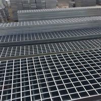 Warmgedoopte gegalvaniseerde zachtstalen roosterplaten, duurzaam metalen vloerrooster voor zonne-wegoverbruggingen & machinebescherming, wegversiering.
